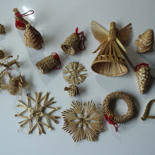 Handmade german christmas straw ornaments, set of 18, vintage from the 70s