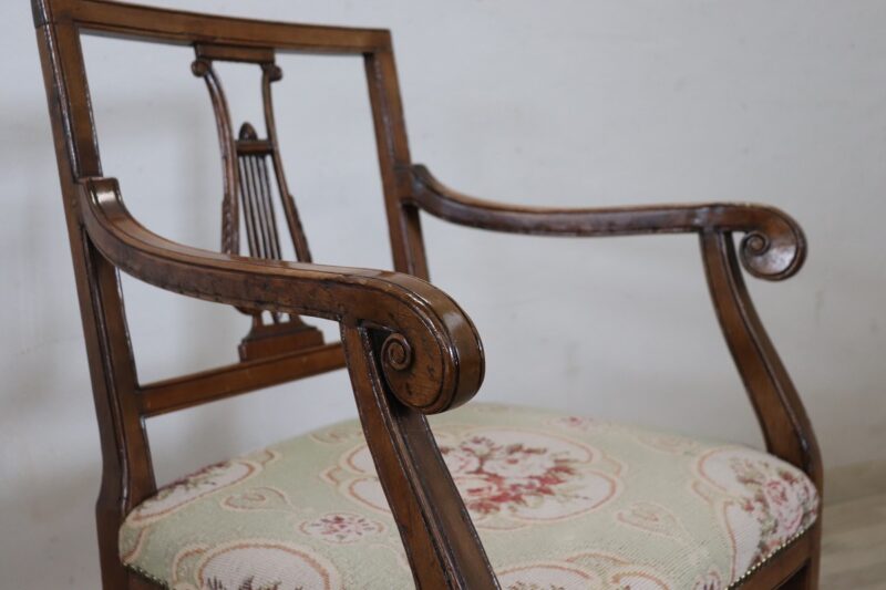 Antique Armchair in Walnut, 18th Century
