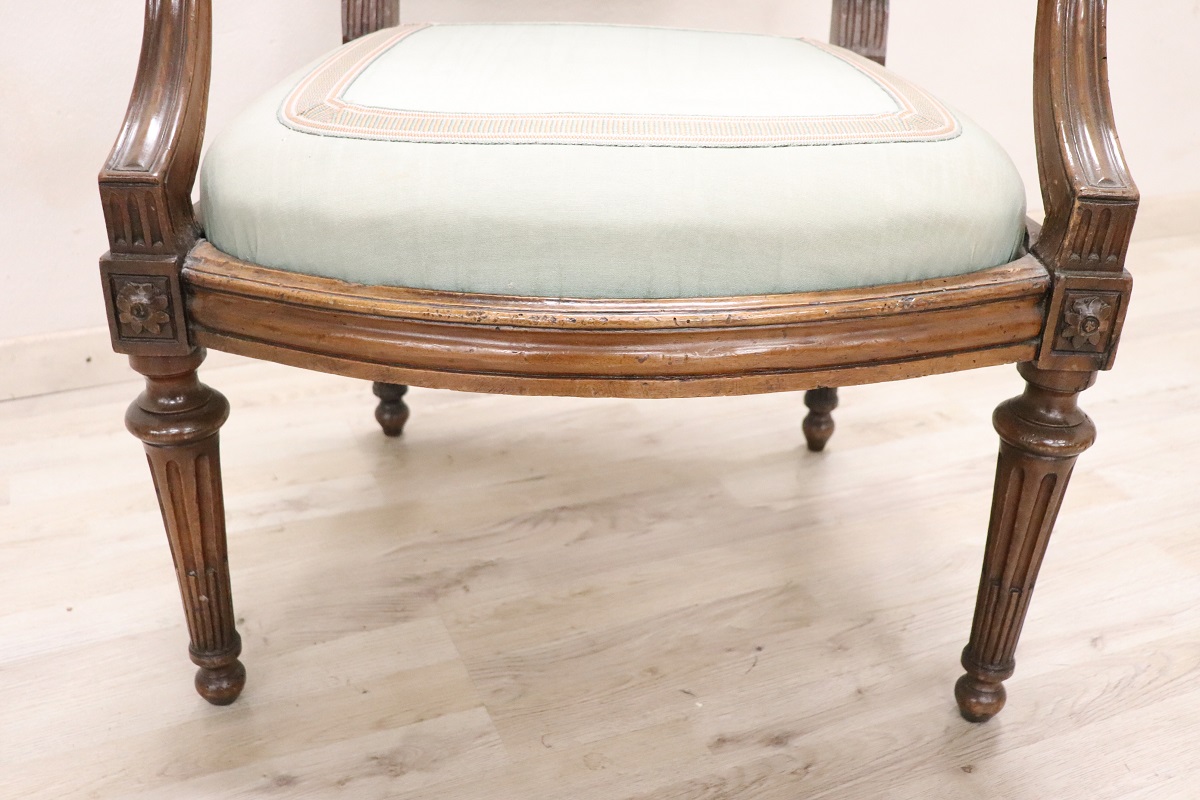 Antique Armchair in Walnut, 18th Century