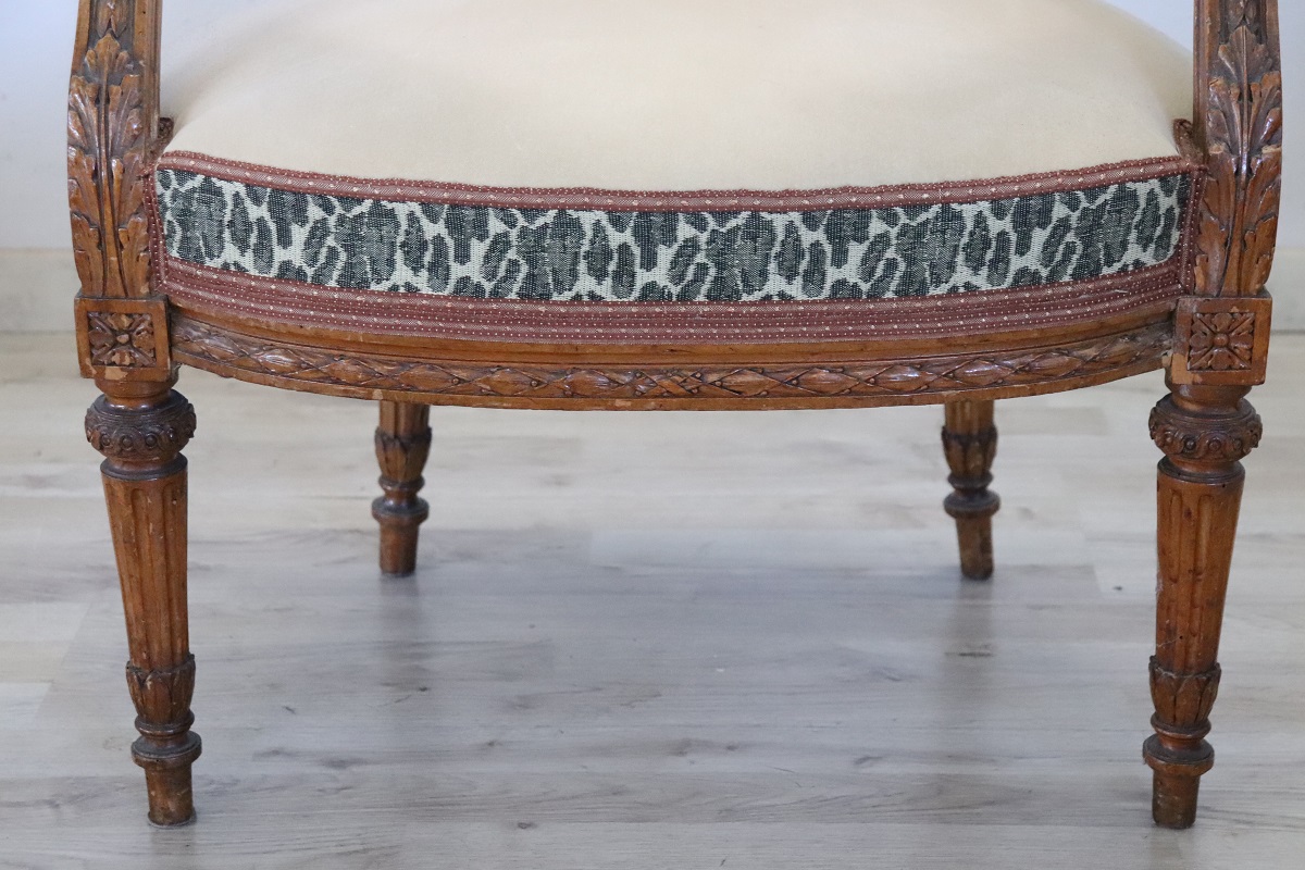 Antique Armchair in Carved Walnut, 18th Century