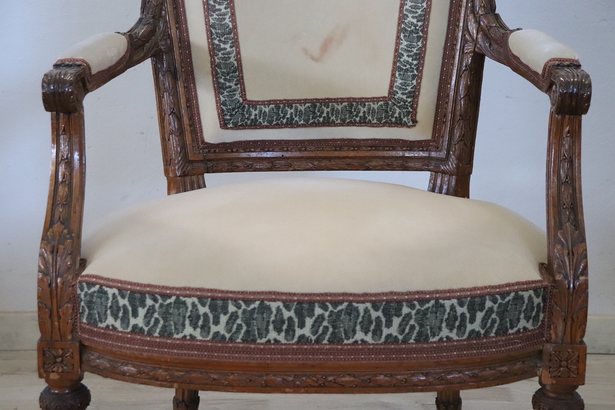 Antique Armchair in Carved Walnut, 18th Century