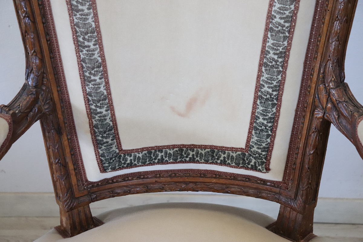 Antique Armchair in Carved Walnut, 18th Century