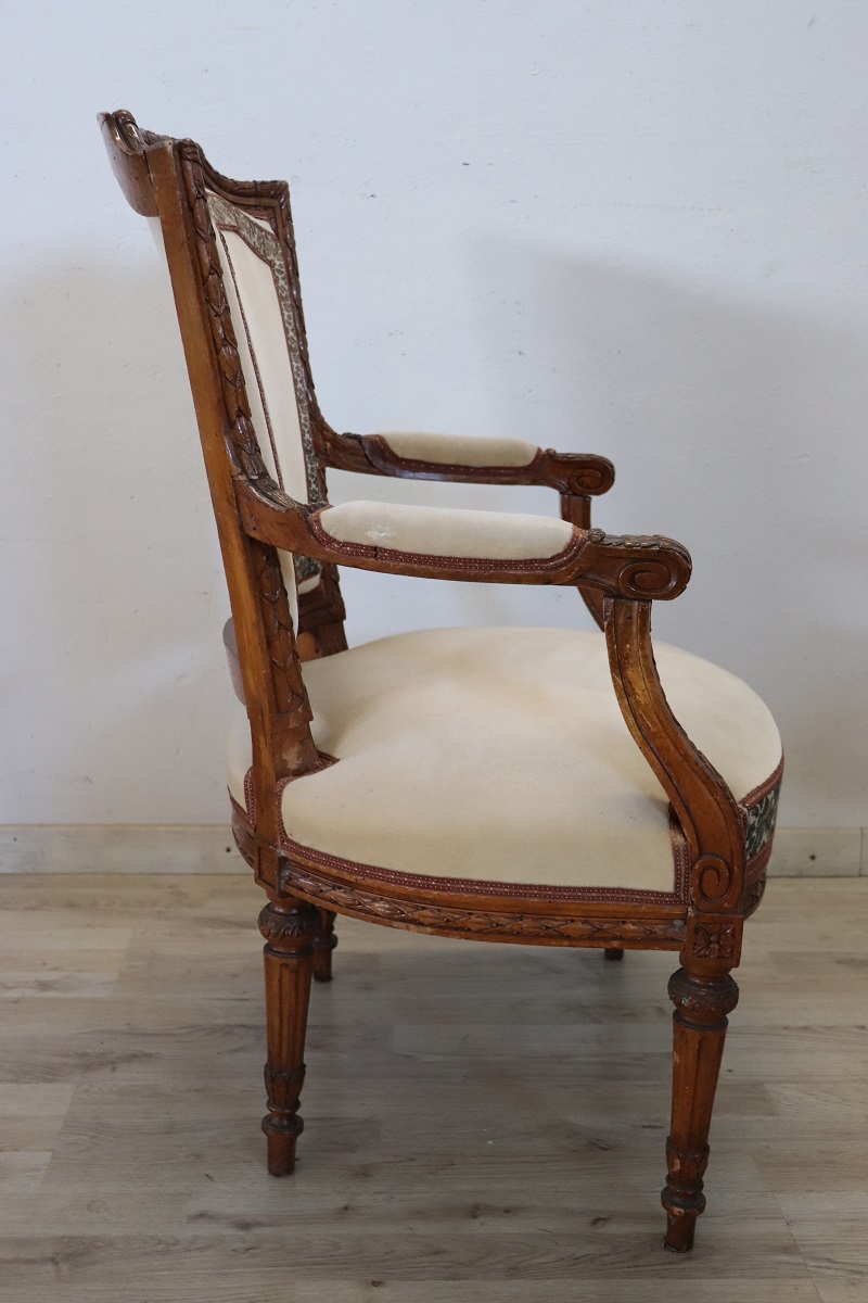 Antique Armchair in Carved Walnut, 18th Century