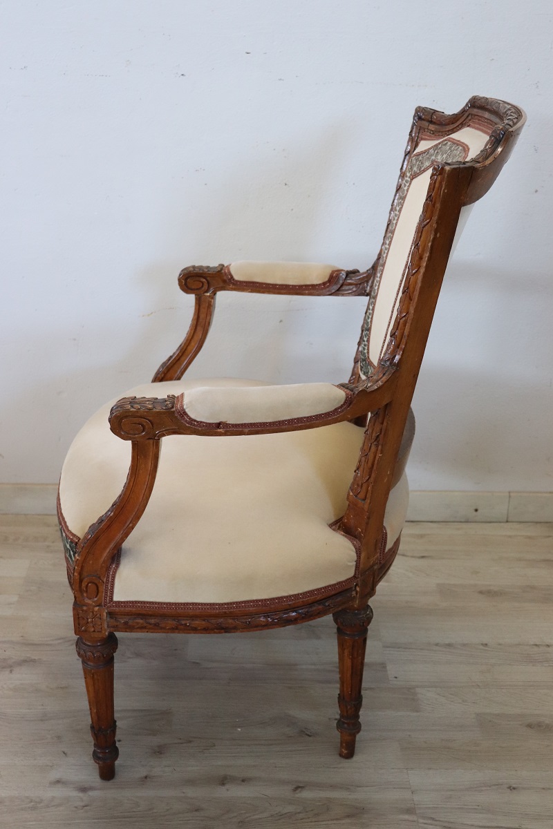 Antique Armchair in Carved Walnut, 18th Century