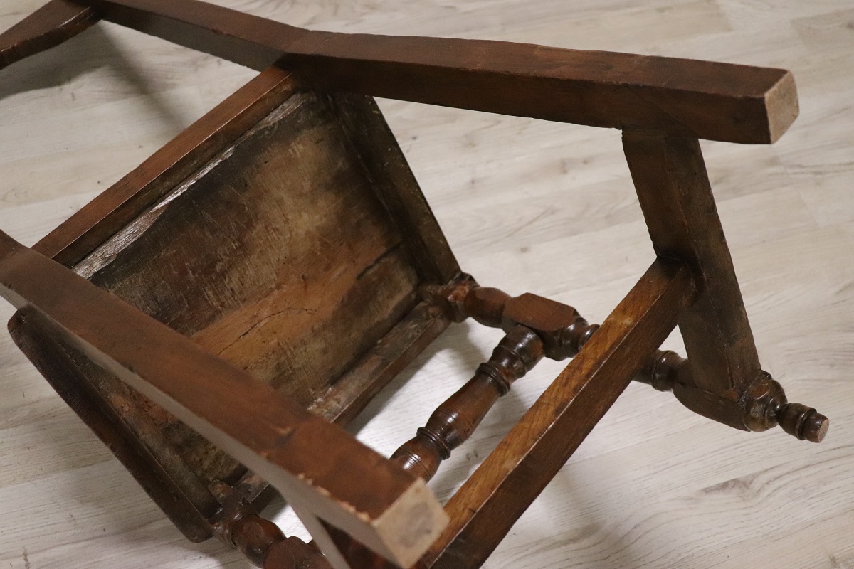 Antique Chair in Walnut, 17th Century