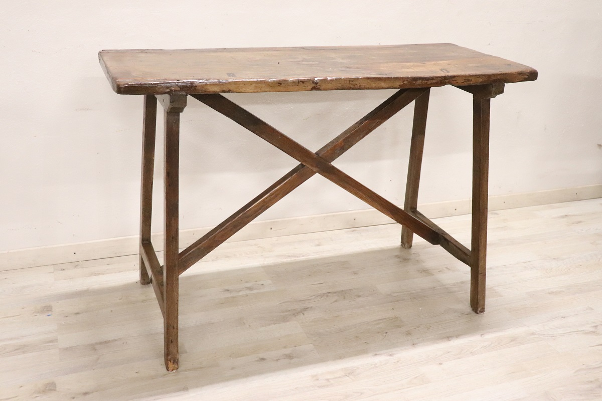 Antique Table in Walnut and Oak, 16th Century