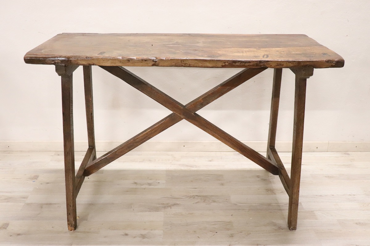 Antique Table in Walnut and Oak, 16th Century