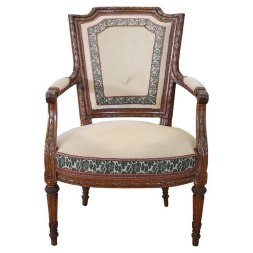 Antique Armchair in Carved Walnut, 18th Century