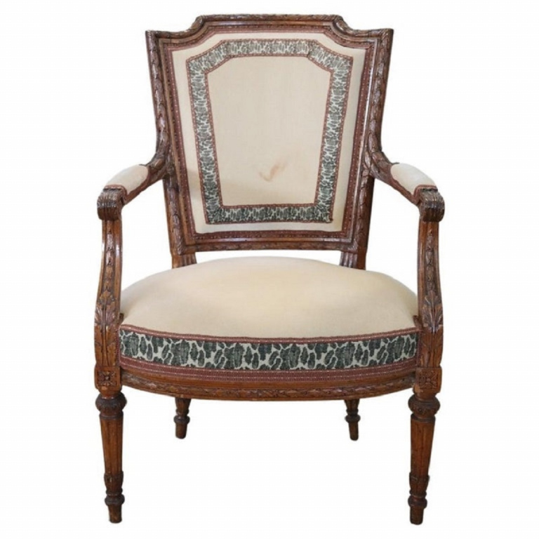 Antique Armchair in Carved Walnut, 18th Century