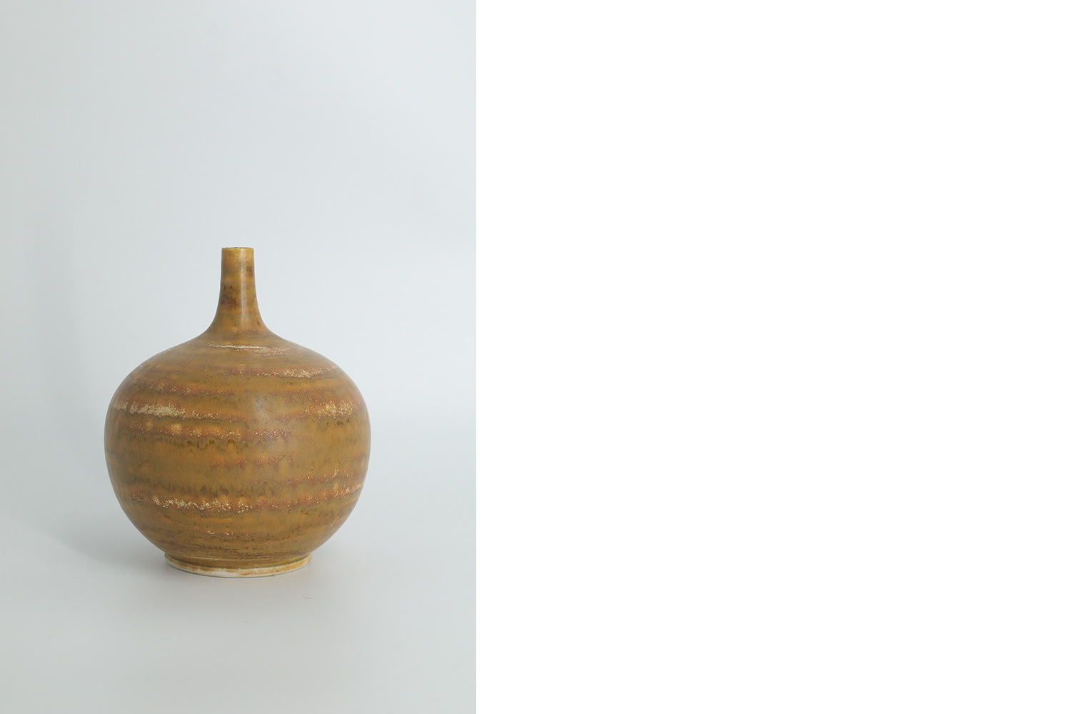 Mid-Century Scandinavian Modern Collectible Small Spherical Brown Stoneware Vase No. 19 7/11 75 by Gunnar Borg for Höganäs Keramik, 1960s