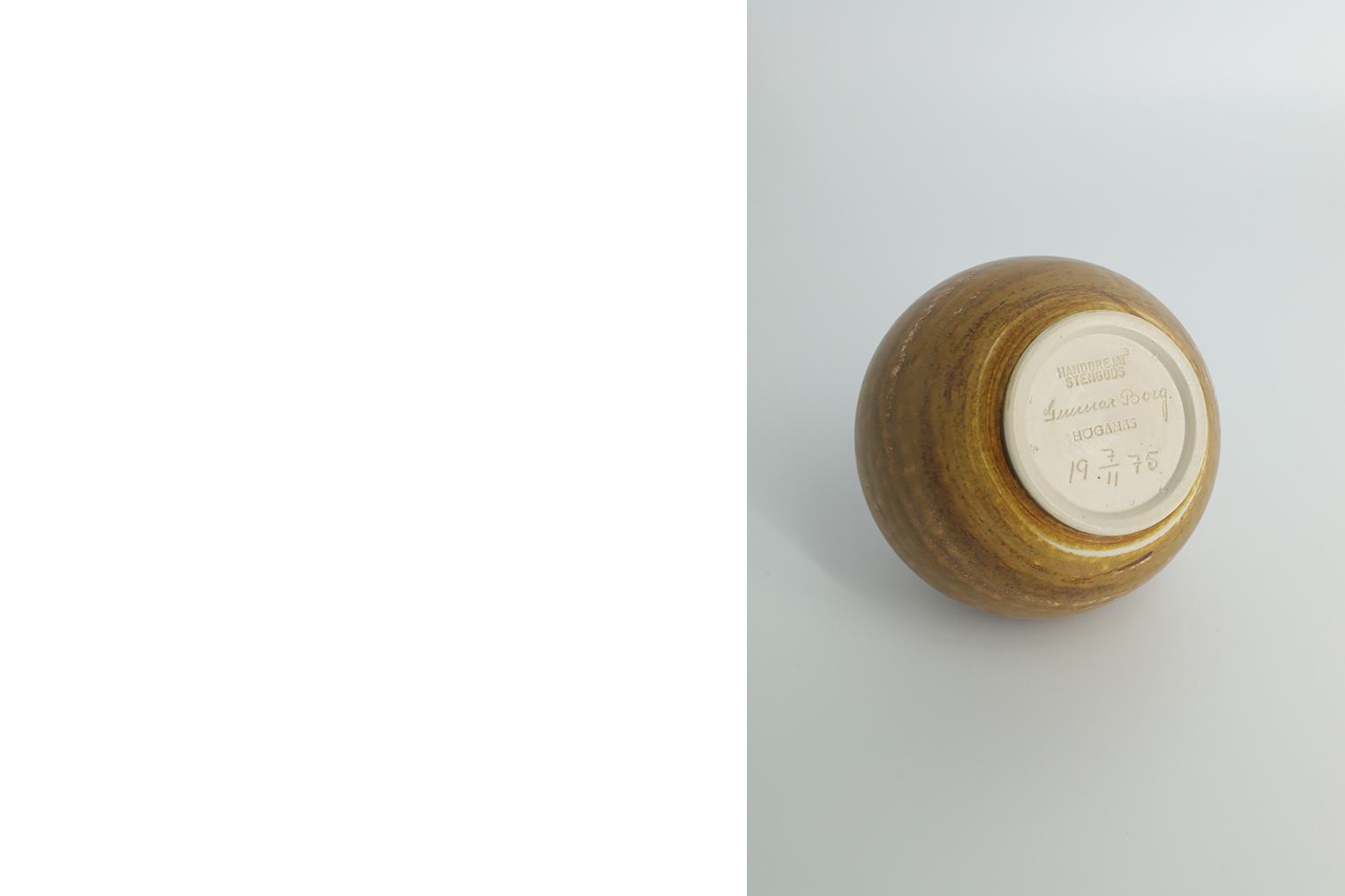 Mid-Century Scandinavian Modern Collectible Small Spherical Brown Stoneware Vase No. 19 7/11 75 by Gunnar Borg for Höganäs Keramik, 1960s