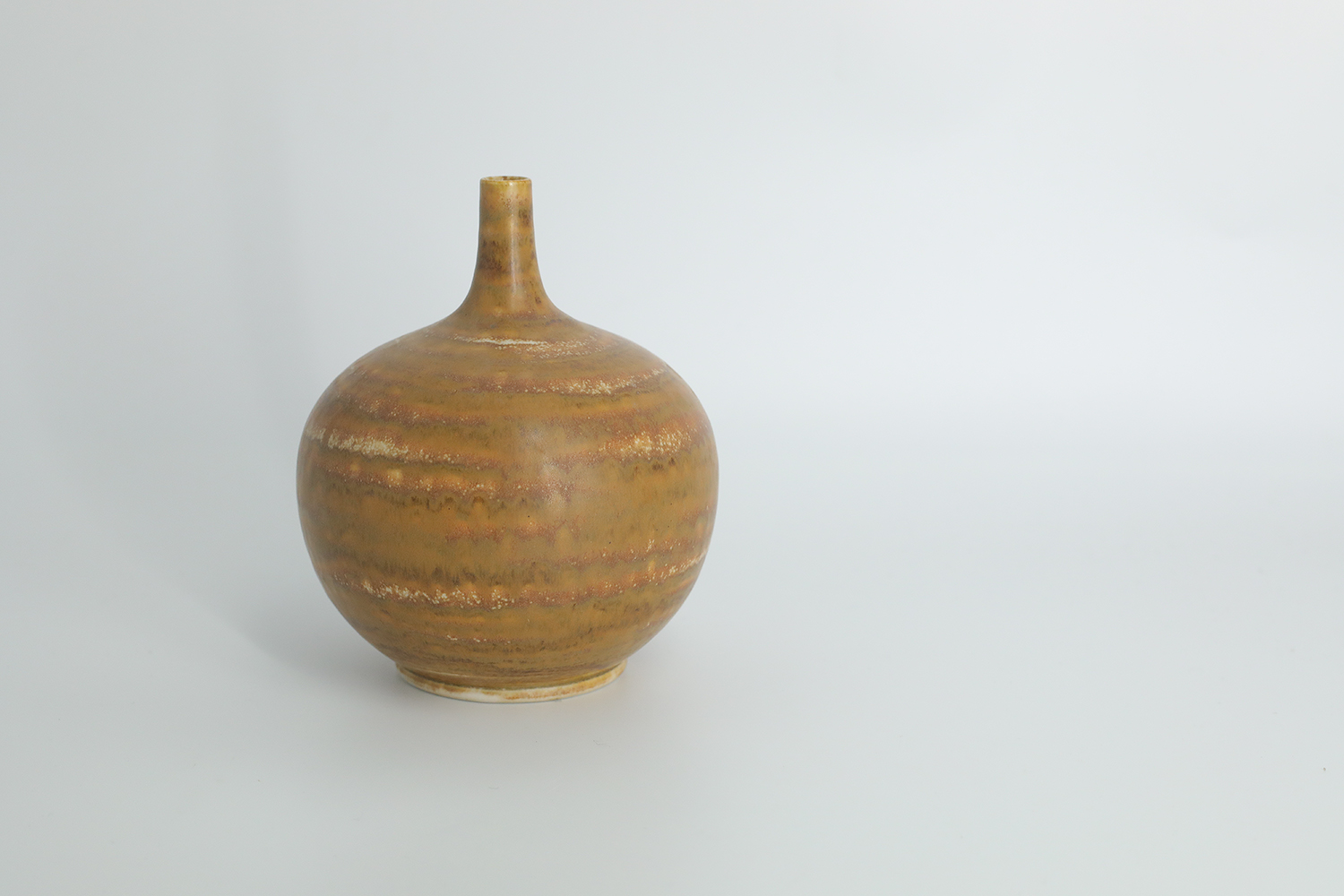 Mid-Century Scandinavian Modern Collectible Small Spherical Brown Stoneware Vase No. 19 7/11 75 by Gunnar Borg for Höganäs Keramik, 1960s
