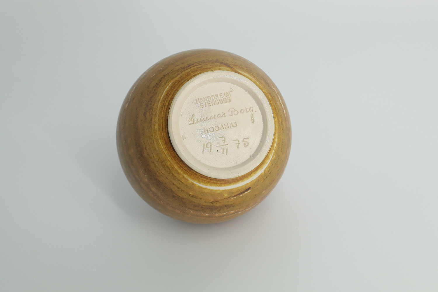 Mid-Century Scandinavian Modern Collectible Small Spherical Brown Stoneware Vase No. 19 7/11 75 by Gunnar Borg for Höganäs Keramik, 1960s