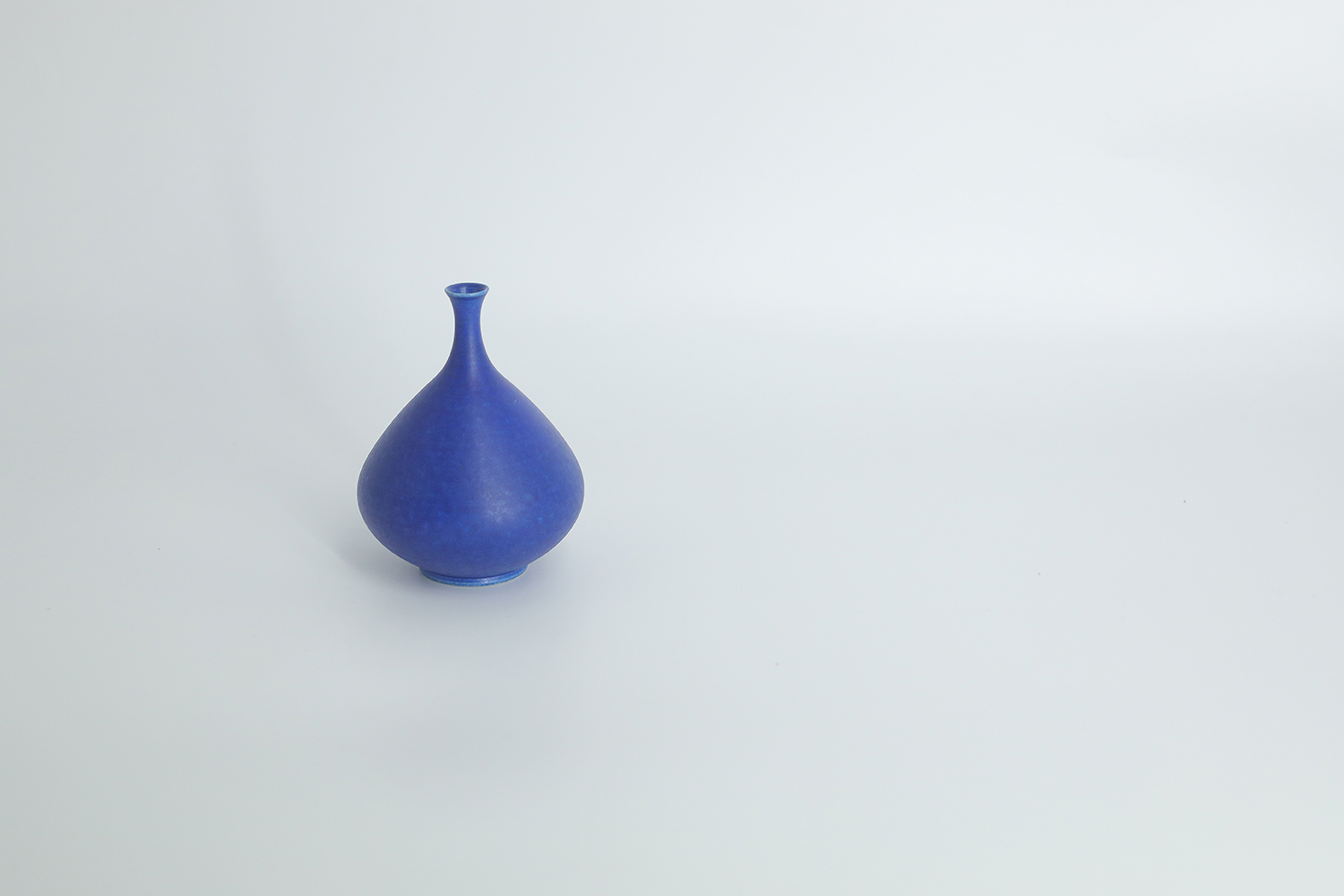 Mid-Century Scandinavian Modern Collectible Small Cobalt Stoneware Vase by Gunnar Borg for Höganäs Keramik, 1960s