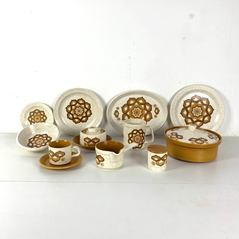Royal Worcester - Palissy - Kalabar Range Dinner Service