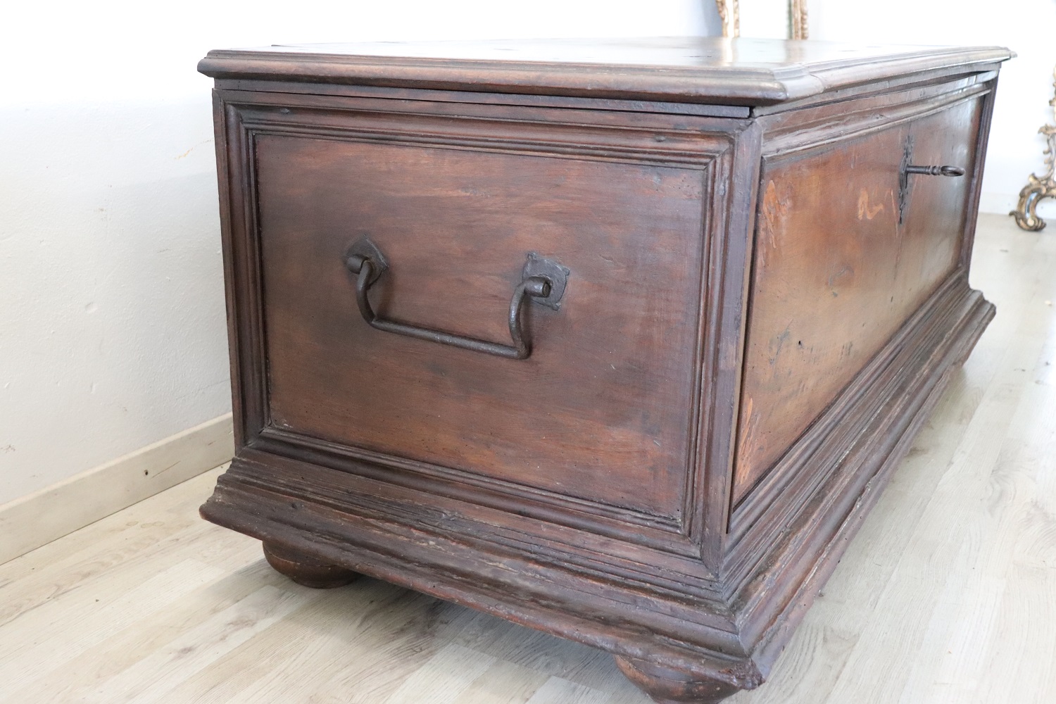 Antique chest in solid walnut wood