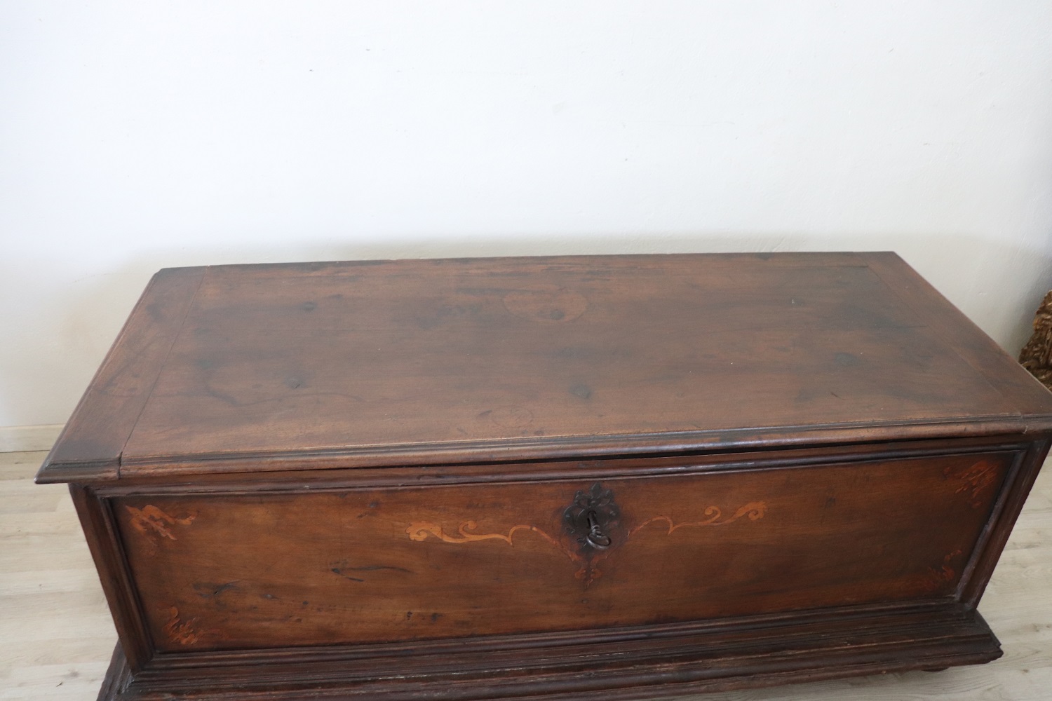 Antique chest in solid walnut wood
