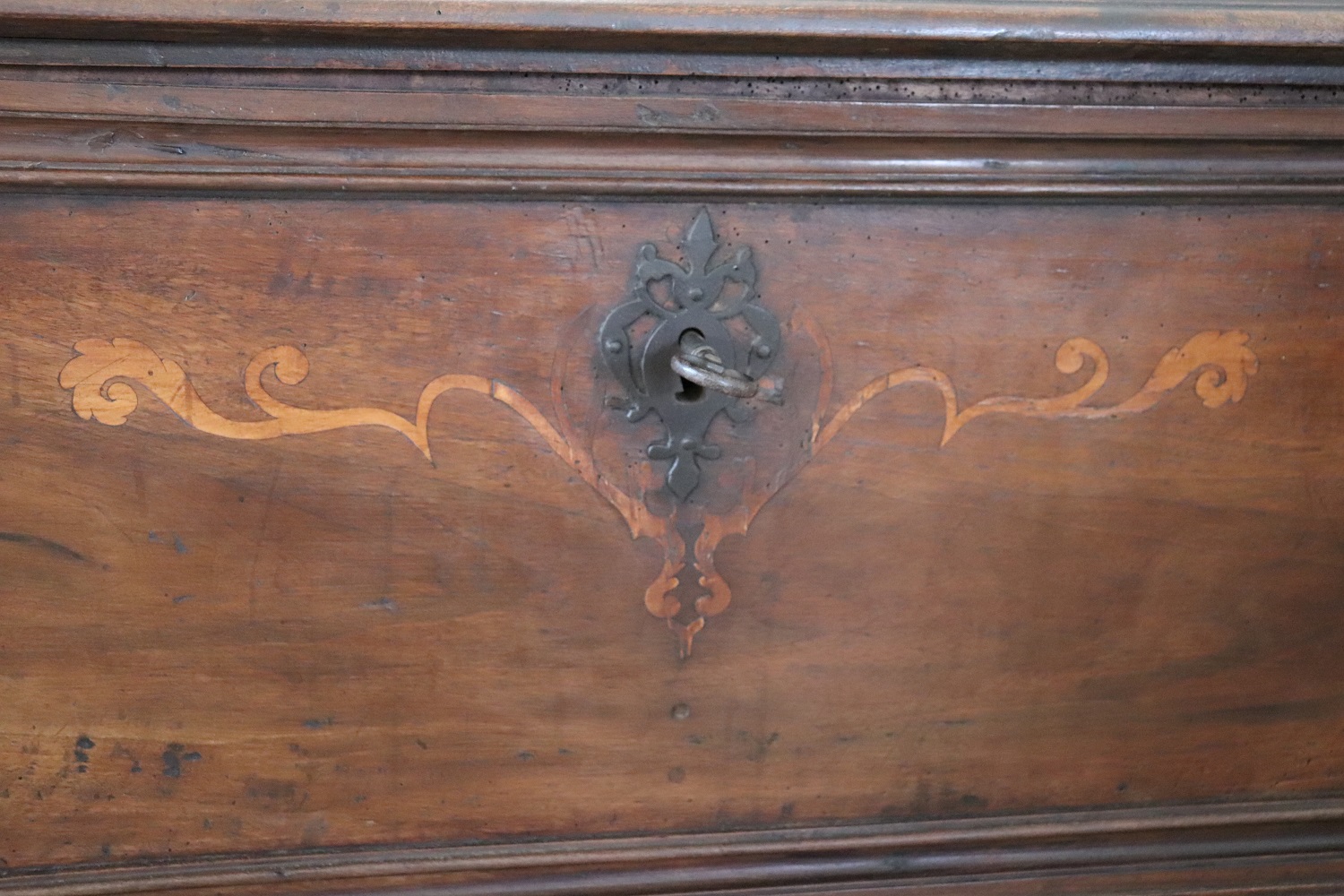 Antique chest in solid walnut wood