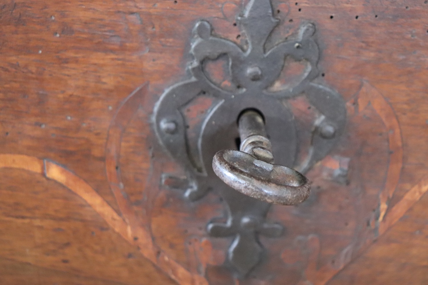 Antique chest in solid walnut wood