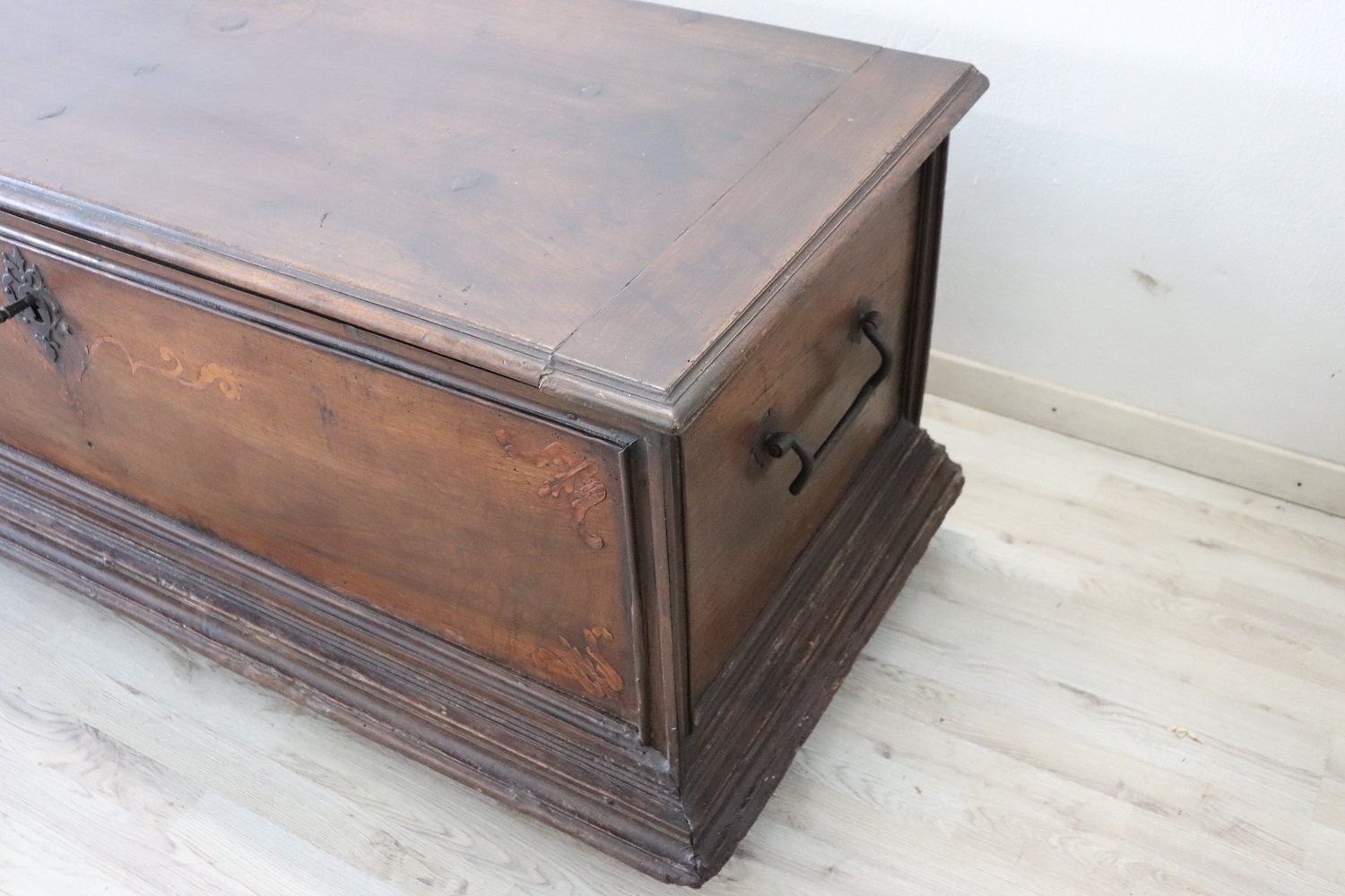 Antique chest in solid walnut wood