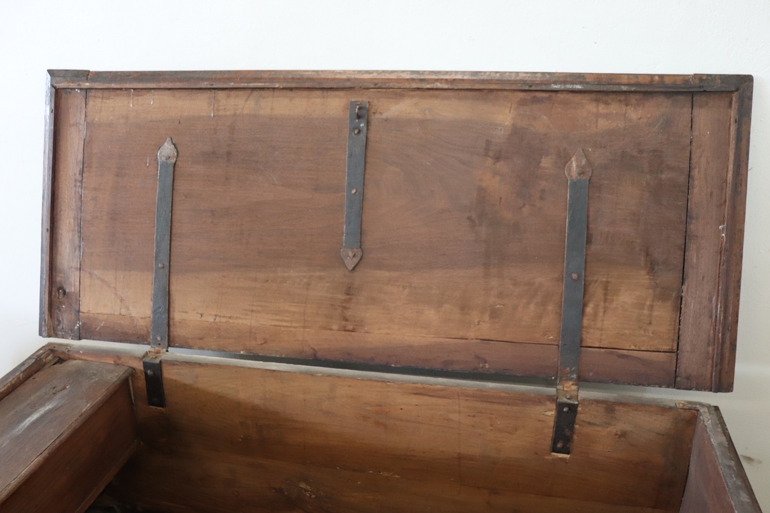 Antique chest in solid walnut wood