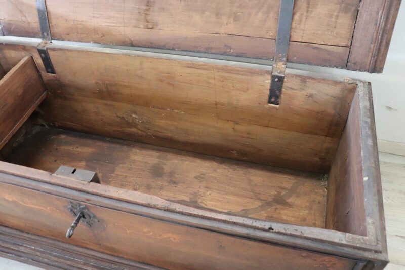 Antique chest in solid walnut wood