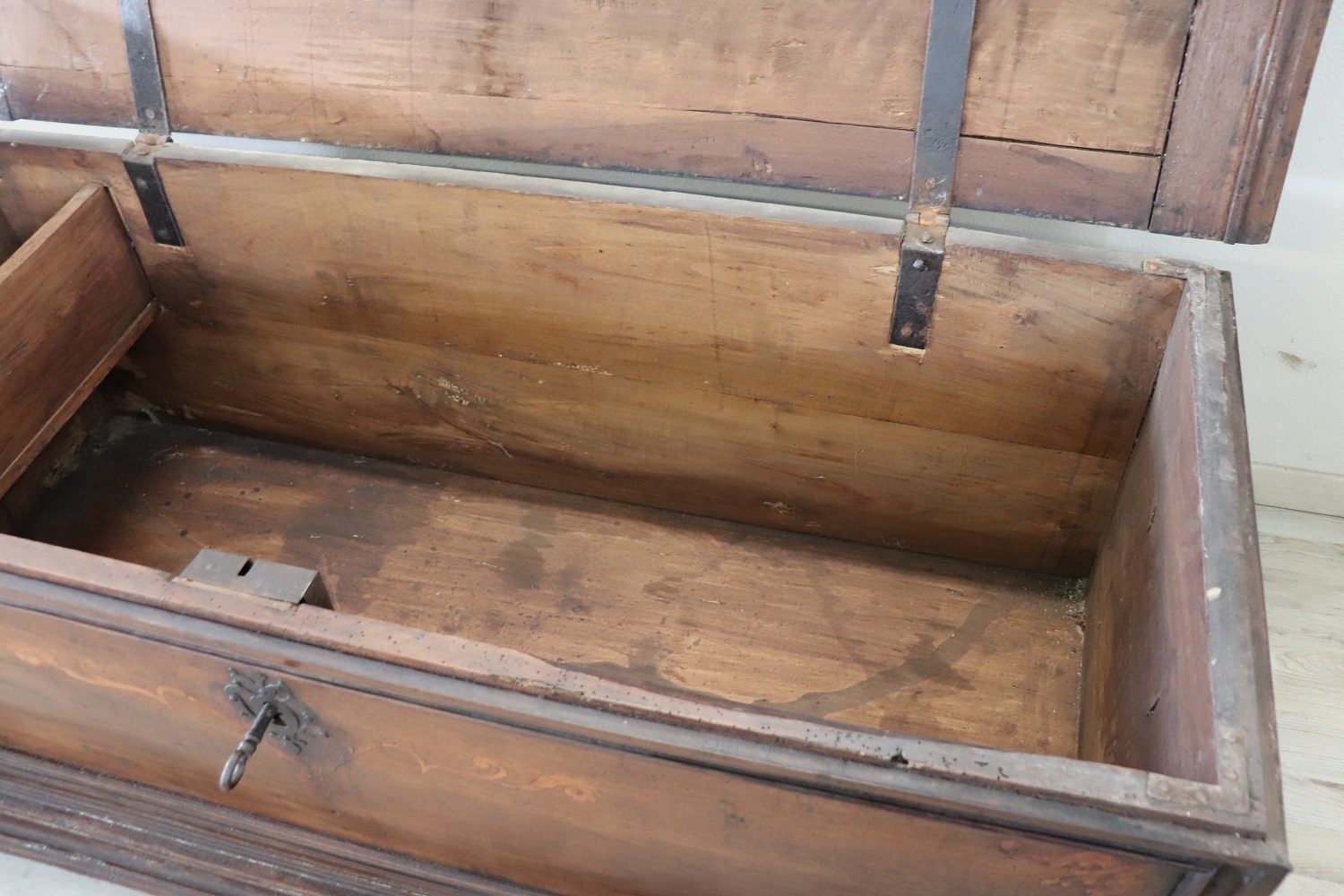 Antique chest in solid walnut wood