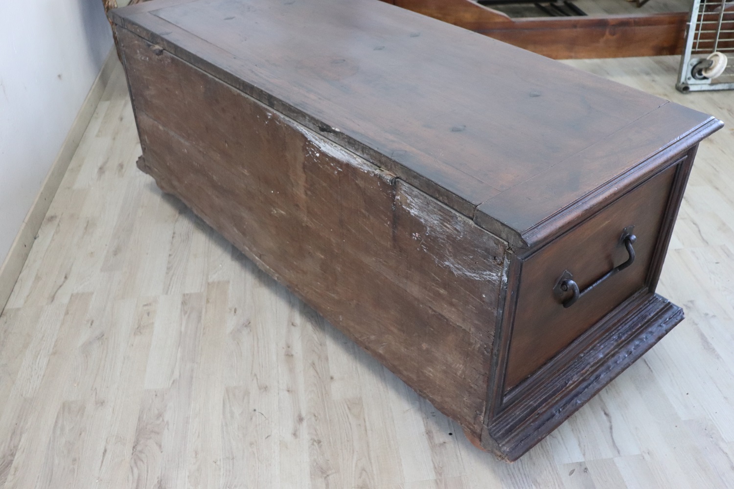 Antique chest in solid walnut wood