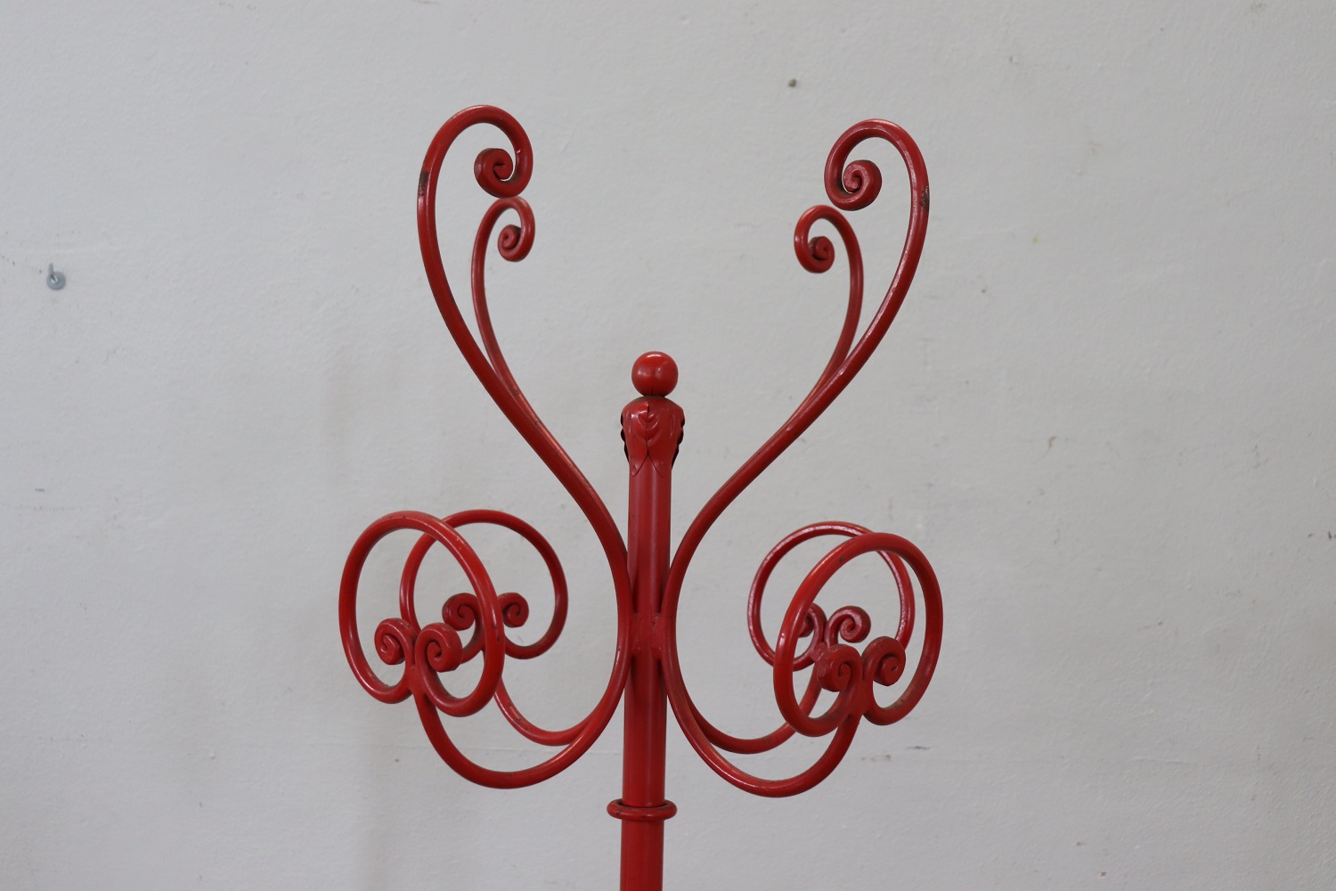 Coat hanger in red lacquered iron