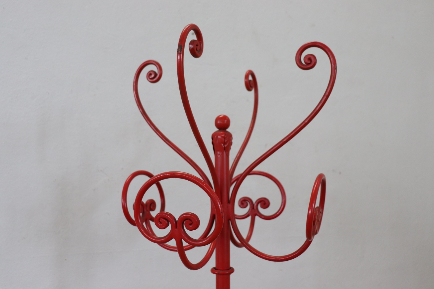 Coat hanger in red lacquered iron