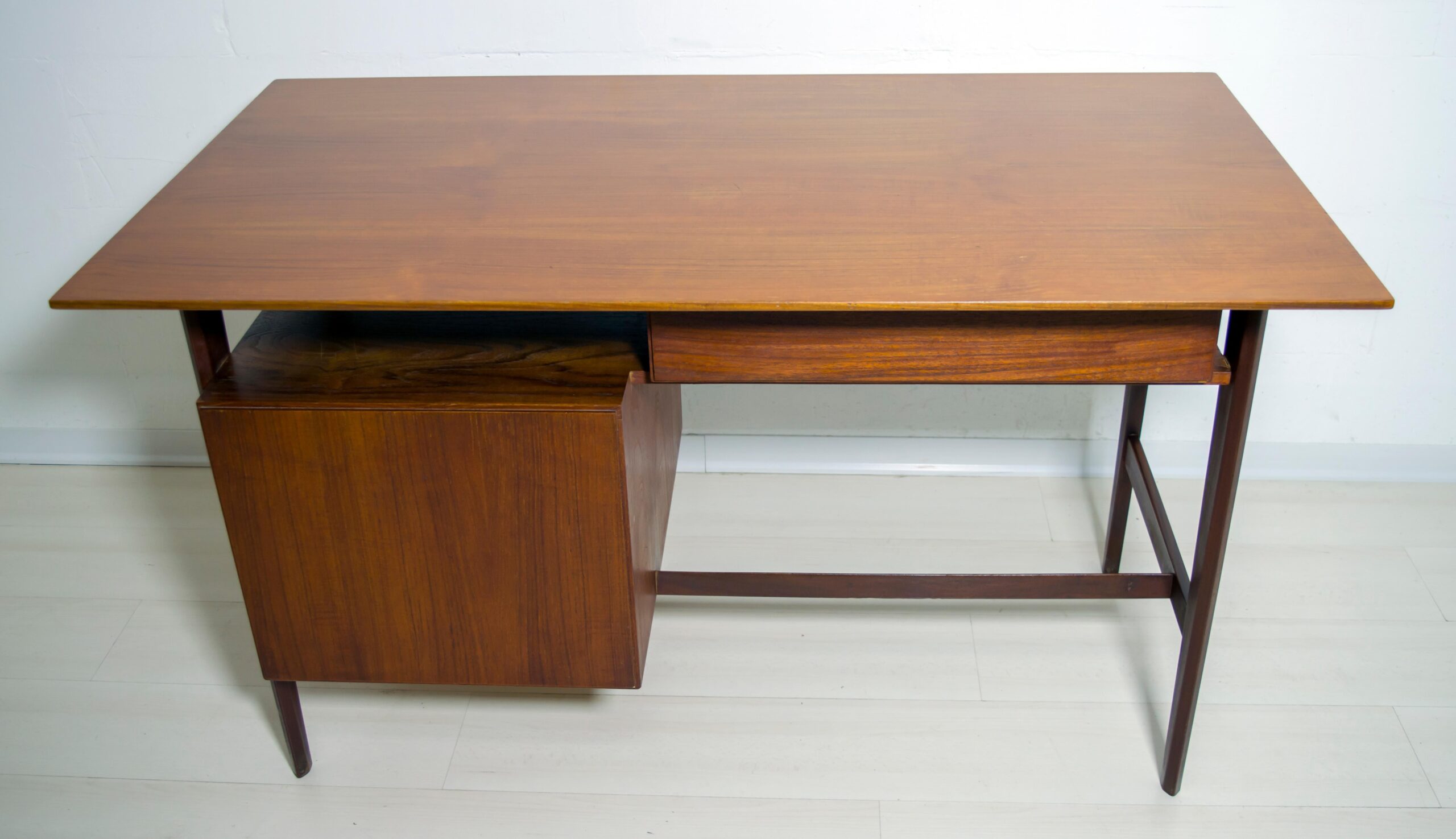 Vittorio Dassi Mid-Century Modern Italian Teakwood Writing Desk and Chair, 1950s