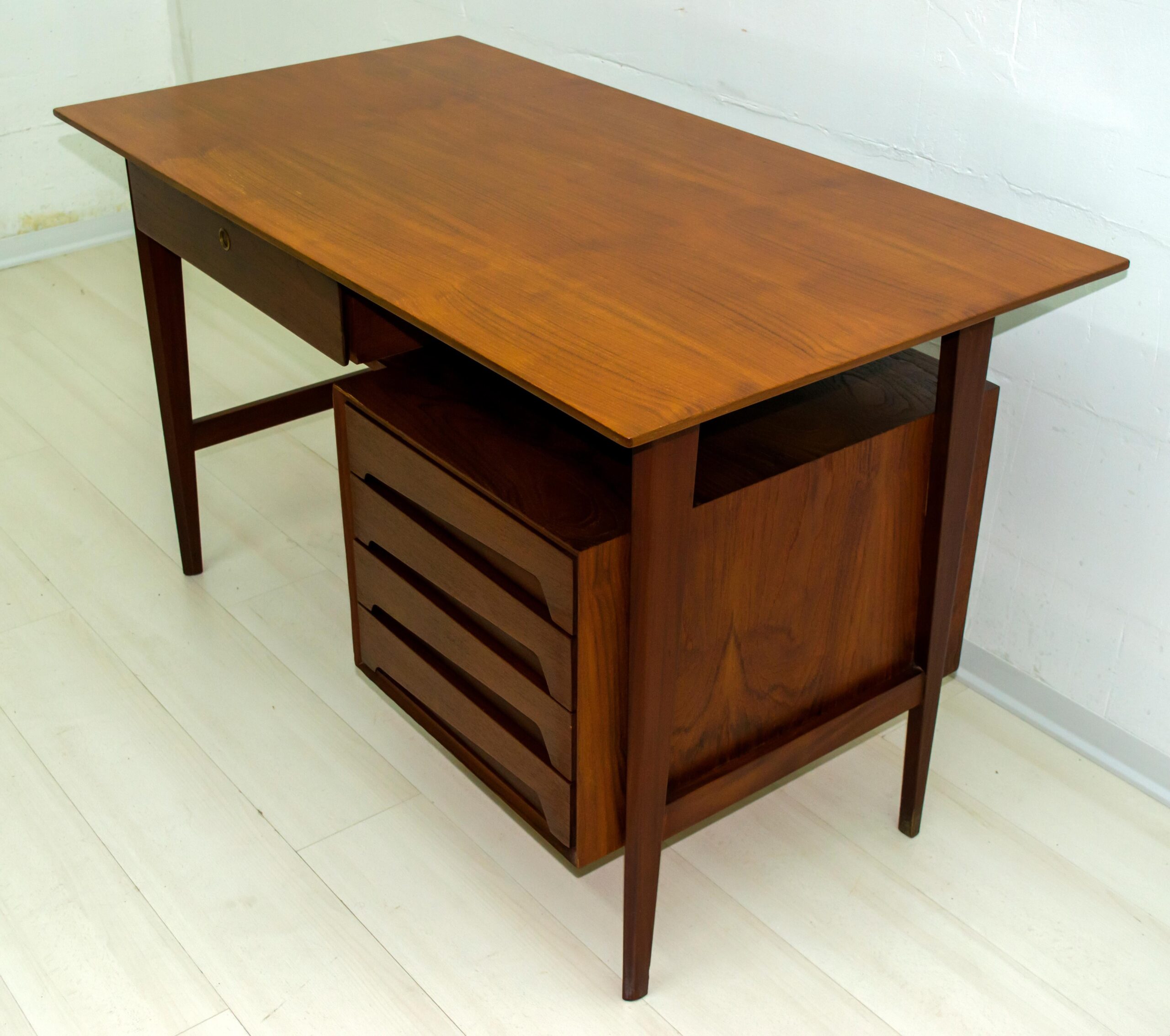 Vittorio Dassi Mid-Century Modern Italian Teakwood Writing Desk and Chair, 1950s