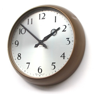 The classic 1950s SMITHS Delhi Major office/school vintage wall clock in really super condition. The case is bakelite and is in lovely condition. It has been hand-polished to a lovely warm lustre. The dial is still an off-white and shows a bit of wear and minor foxing. The classic Smiths hands are all in good order. The glass is in good order commensurate with its age. Overall diameter 37cm, depth 8cm. Fitted with a high quality battery quartz mechanism that is fully guaranteed for twelve months. Requires one AA battery which is supplied with the clock.