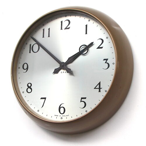 The classic 1950s SMITHS Delhi Major office/school vintage wall clock in really super condition. The case is bakelite and is in lovely condition. It has been hand-polished to a lovely warm lustre. The dial is still an off-white and shows a bit of wear and minor foxing. The classic Smiths hands are all in good order. The glass is in good order commensurate with its age. Overall diameter 37cm, depth 8cm. Fitted with a high quality battery quartz mechanism that is fully guaranteed for twelve months. Requires one AA battery which is supplied with the clock.