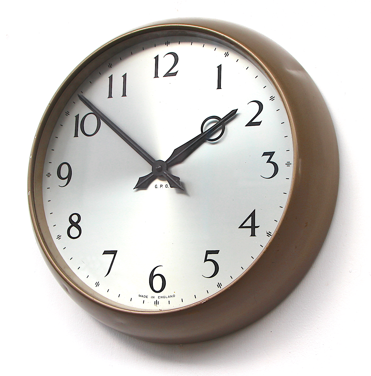 The classic 1950s SMITHS Delhi Major office/school vintage wall clock in really super condition. The case is bakelite and is in lovely condition. It has been hand-polished to a lovely warm lustre. The dial is still an off-white and shows a bit of wear and minor foxing. The classic Smiths hands are all in good order. The glass is in good order commensurate with its age. Overall diameter 37cm, depth 8cm. Fitted with a high quality battery quartz mechanism that is fully guaranteed for twelve months. Requires one AA battery which is supplied with the clock.