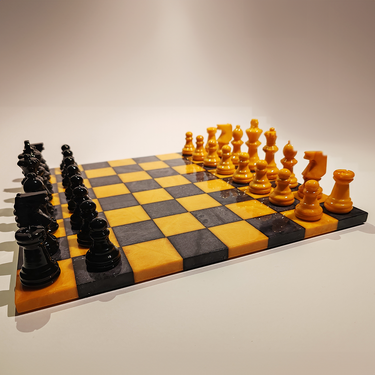 Chess Set in Hand carved Italian Alabaster of Volterra - Yellow and Black - 1970s