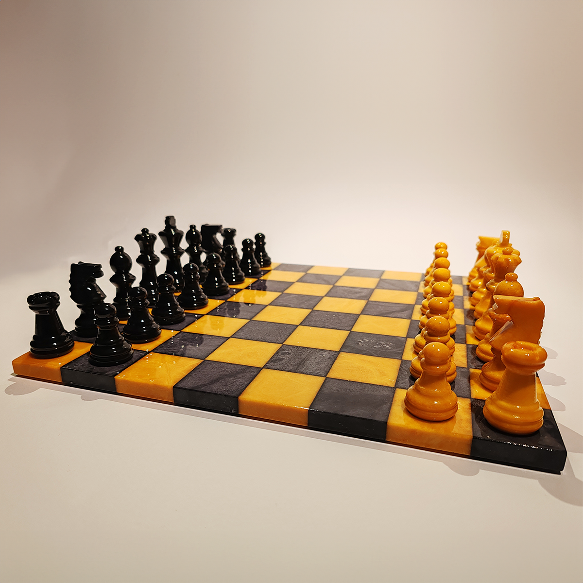 Chess Set in Hand carved Italian Alabaster of Volterra - Yellow and Black - 1970s