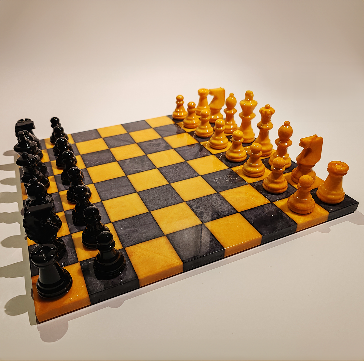 Chess Set in Hand carved Italian Alabaster of Volterra - Yellow and Black - 1970s