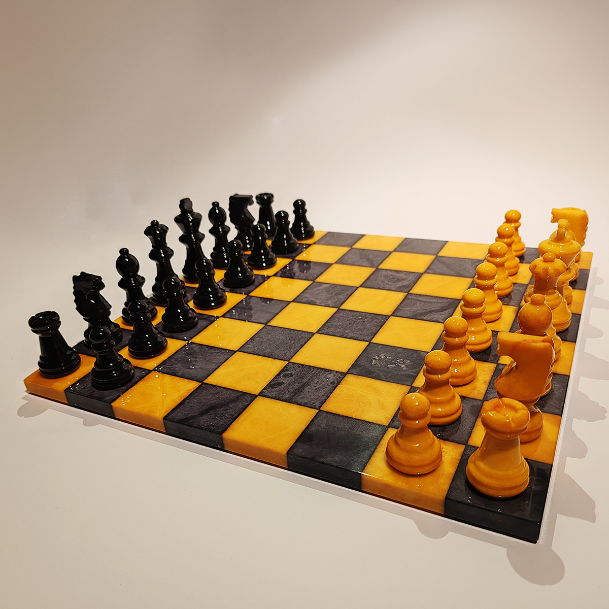 Chess Set in Hand carved Italian Alabaster of Volterra - Yellow and Black - 1970s