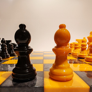 Chess Set in Hand carved Italian Alabaster of Volterra - Yellow and Black - 1970s
