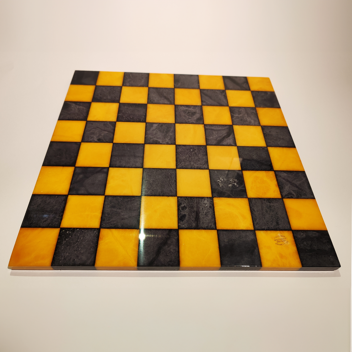 Chess Set in Hand carved Italian Alabaster of Volterra - Yellow and Black - 1970s