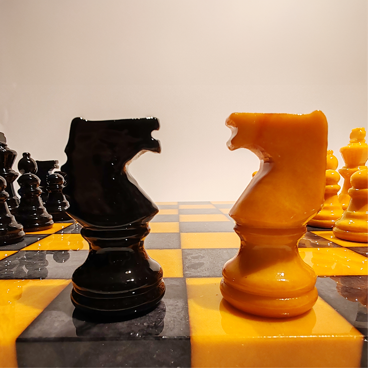 Chess Set in Hand carved Italian Alabaster of Volterra - Yellow and Black - 1970s