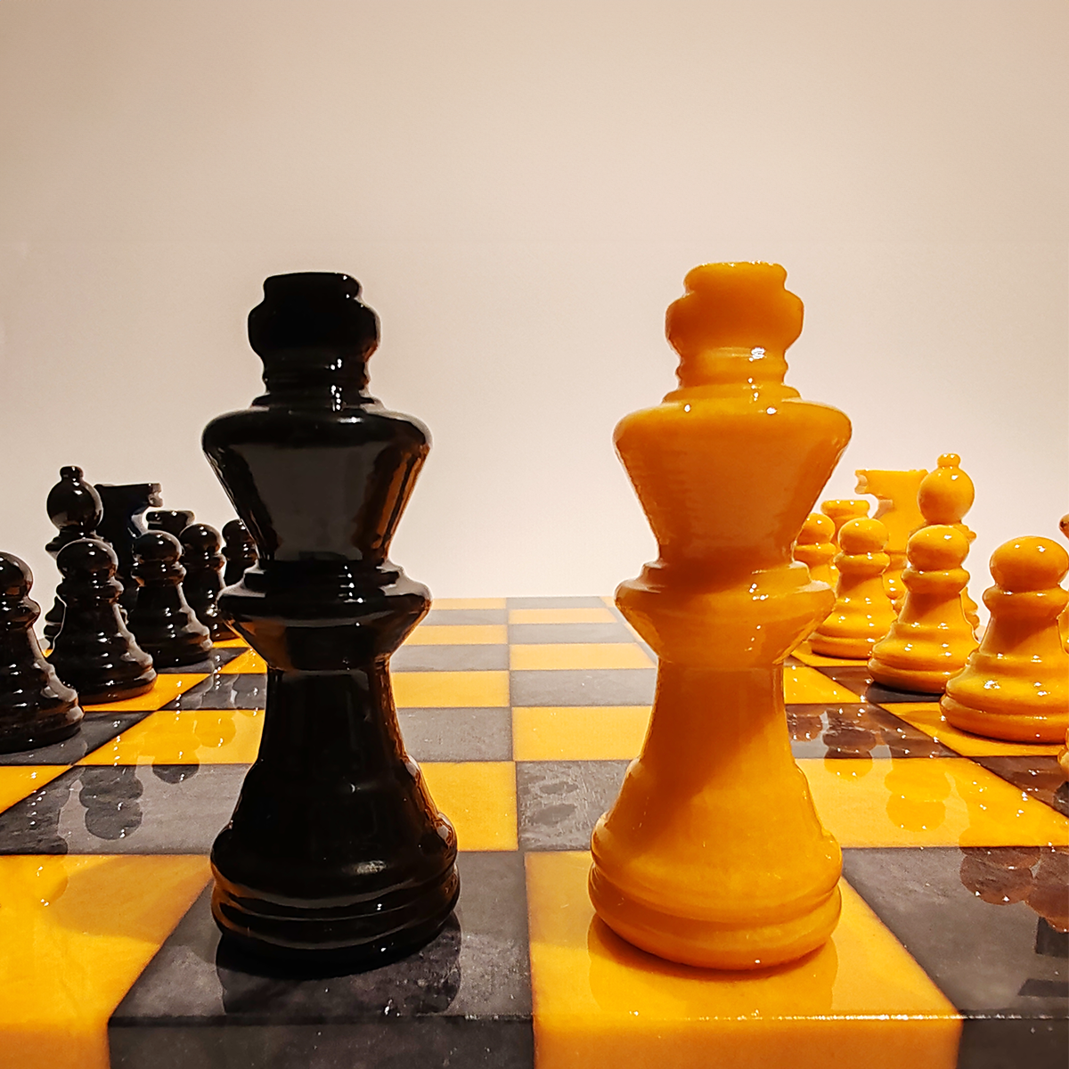 Chess Set in Hand carved Italian Alabaster of Volterra - Yellow and Black - 1970s