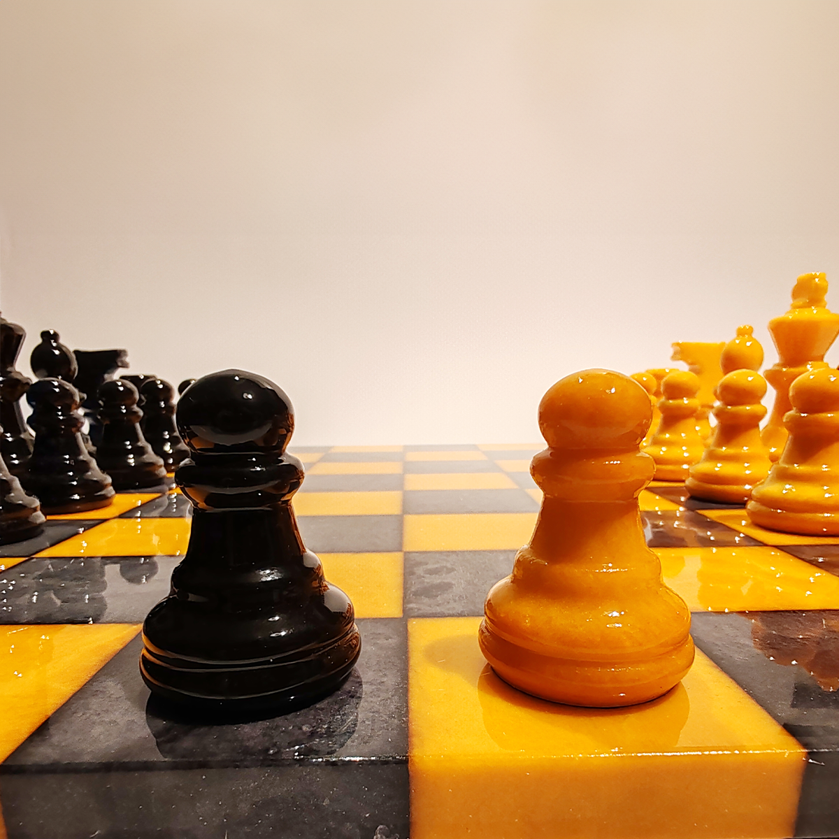 Chess Set in Hand carved Italian Alabaster of Volterra - Yellow and Black - 1970s