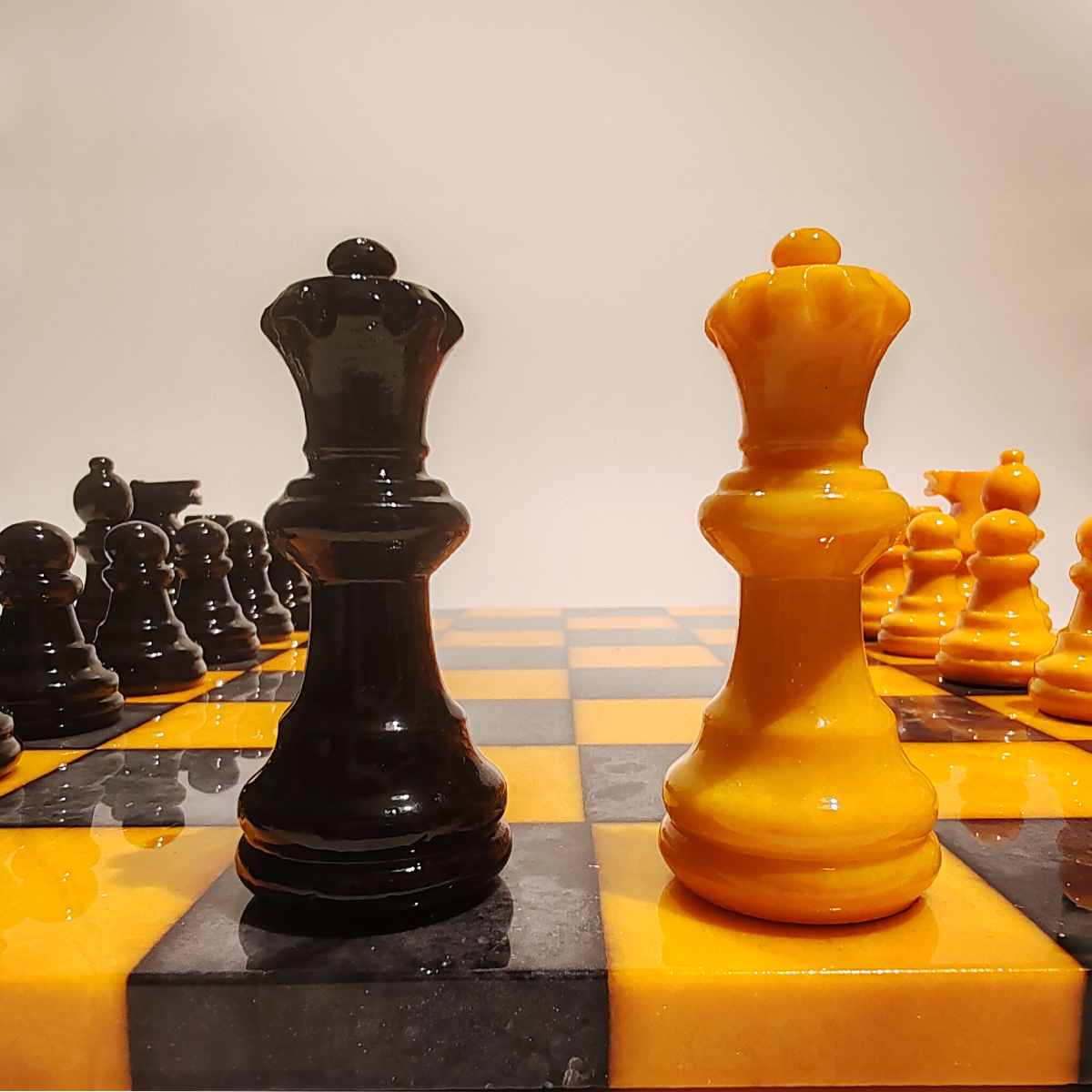 Chess Set in Hand carved Italian Alabaster of Volterra - Yellow and Black - 1970s