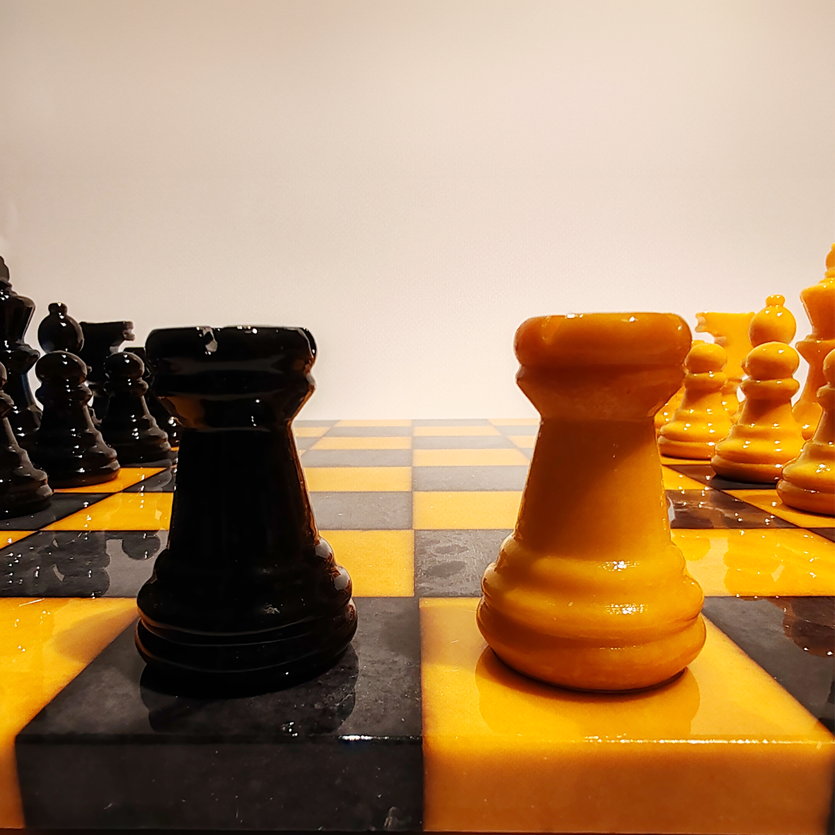 Chess Set in Hand carved Italian Alabaster of Volterra - Yellow and Black - 1970s
