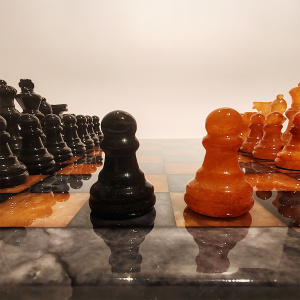 Chess Set in Hand carved Italian Alabaster of Volterra - Black and Natural Agate 1970s