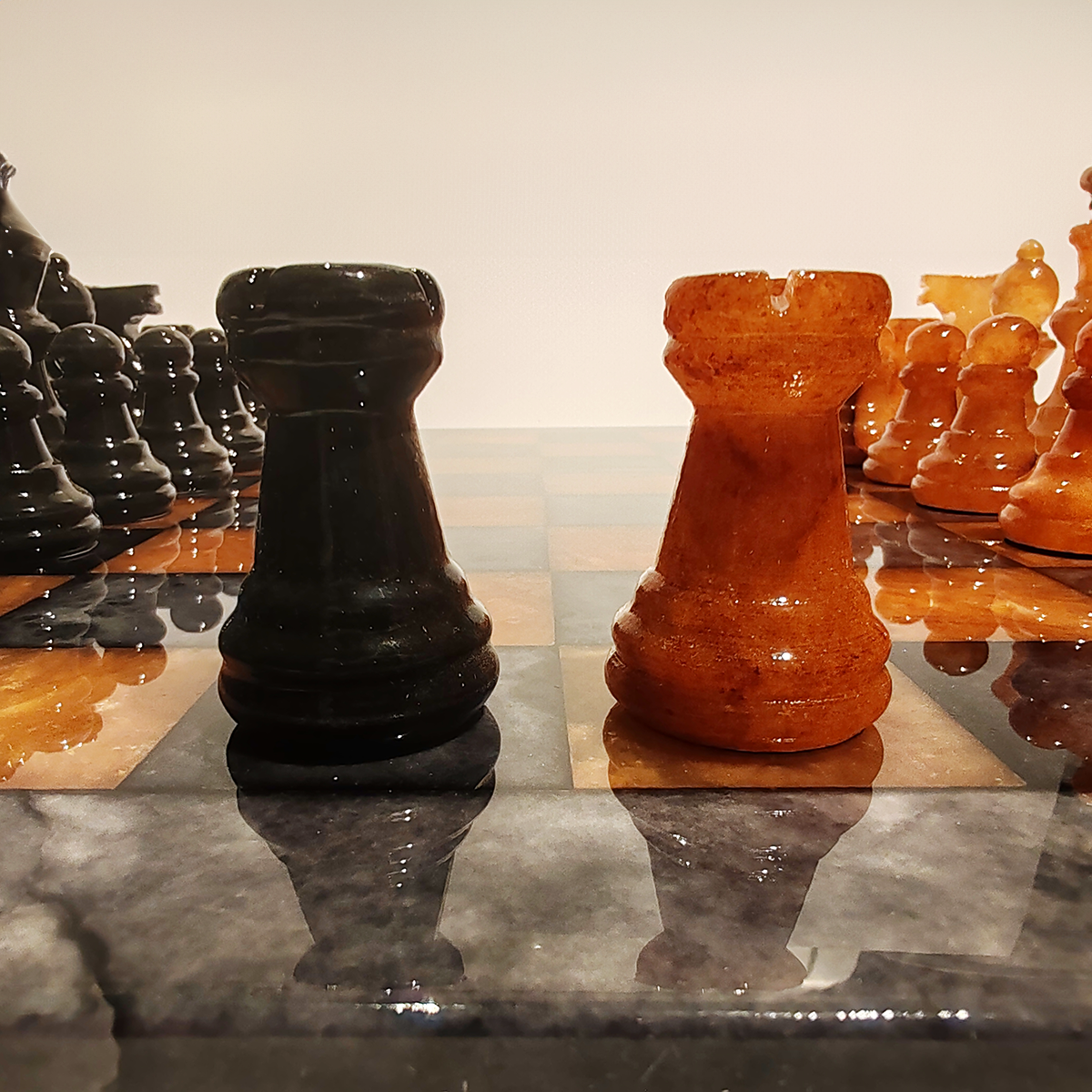 Chess Set in Hand carved Italian Alabaster of Volterra - Black and Natural Agate 1970s