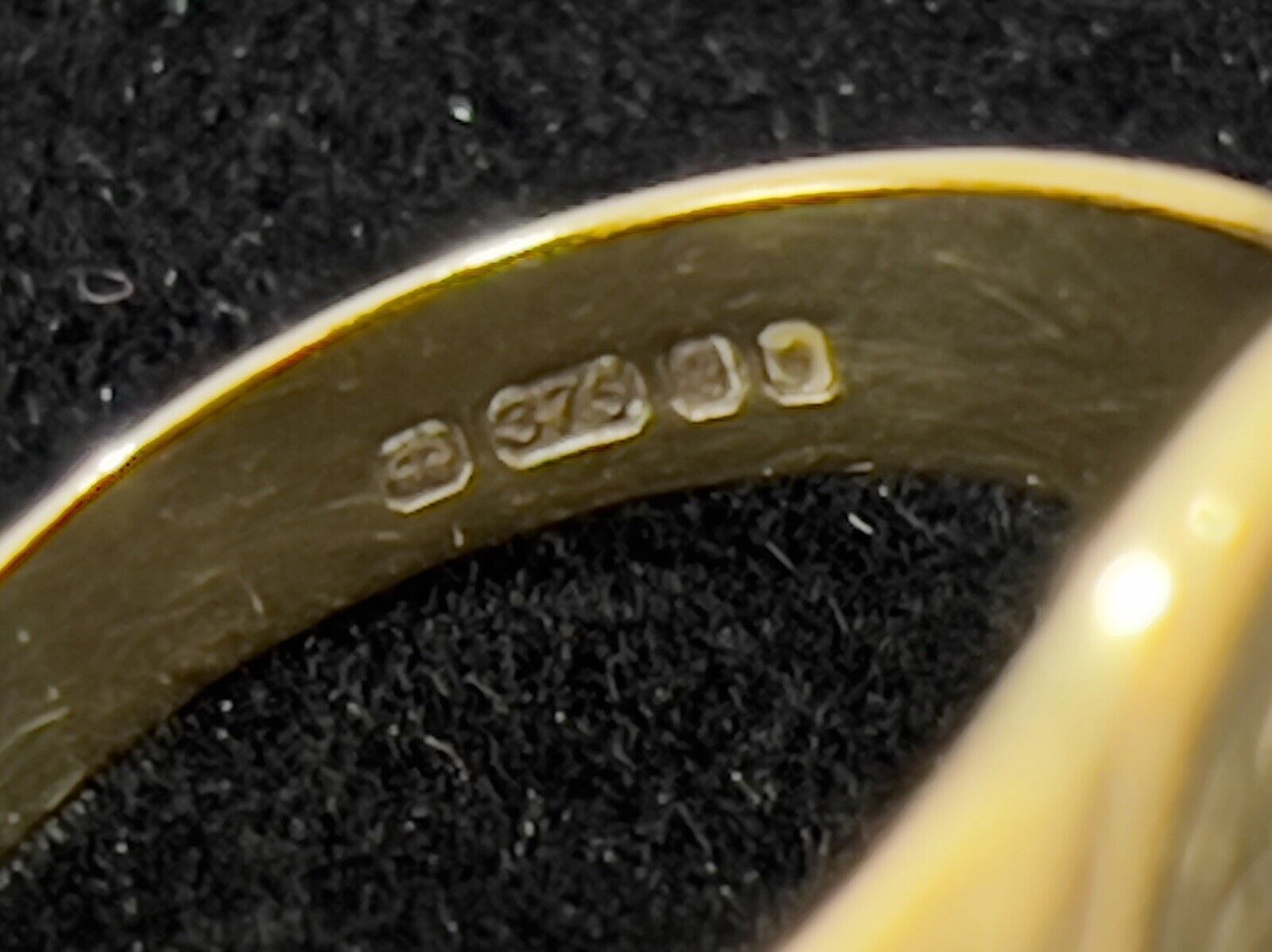 9ct Yellow Gold, Gents Signet Ring with Monogram, Size V
