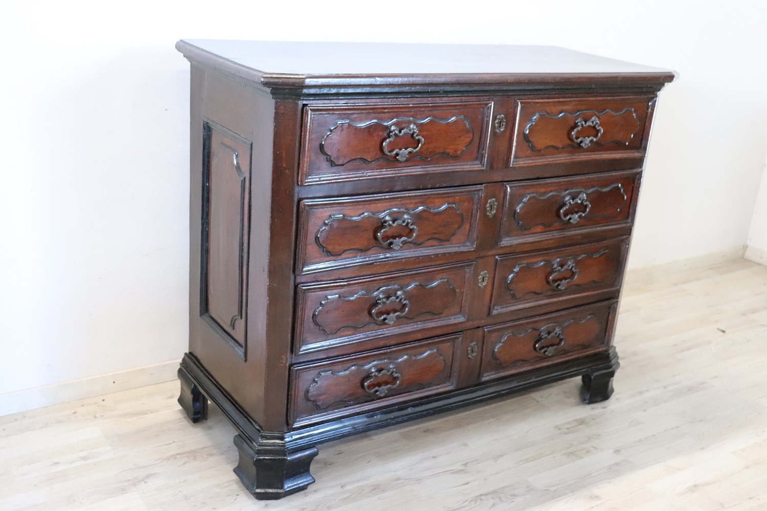 Antique Chest Of Drawers In Walnut, 17th Century